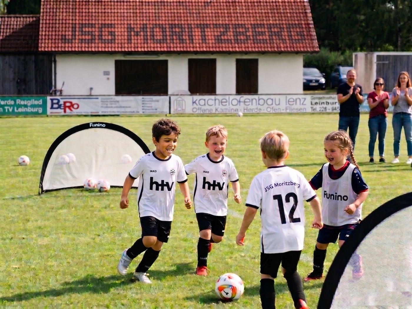 KI-generiertes Symbolbild: G-Jugend-Kinder der JSG Moritzberg beim Funino-Minispiel, zum Schutz der Kinderdaten kein echtes Foto